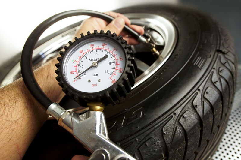 检查轮胎气压的修理工