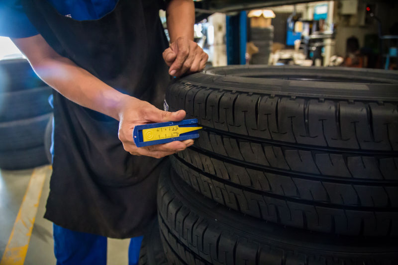 在检查轮胎的修理工