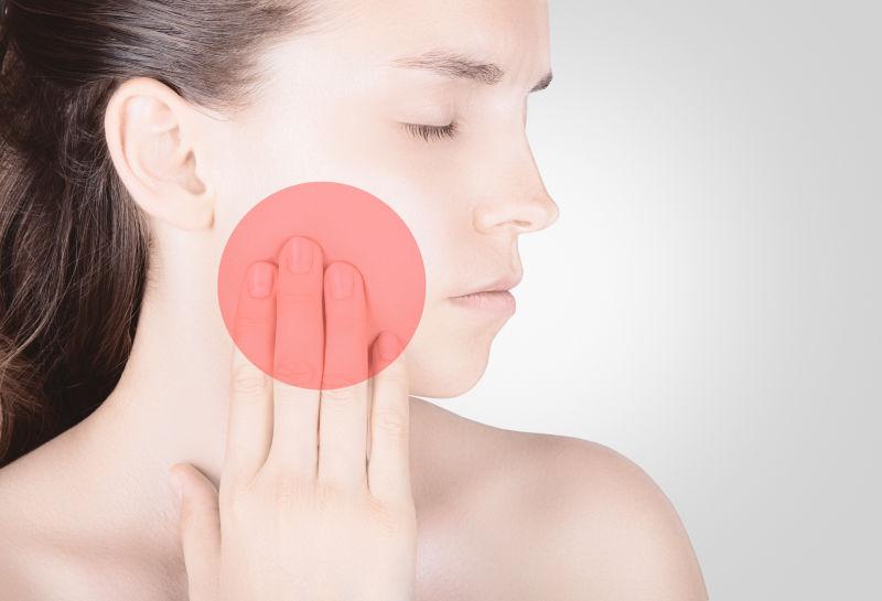 外国美女摸着疼痛的口腔