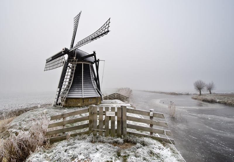 美丽冬季的风车