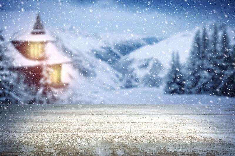 雪地里的房屋模糊背景前冰冻的木板