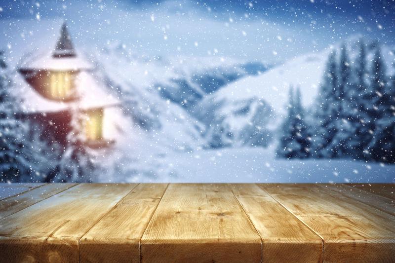 模糊雪地里的房屋背景和木板