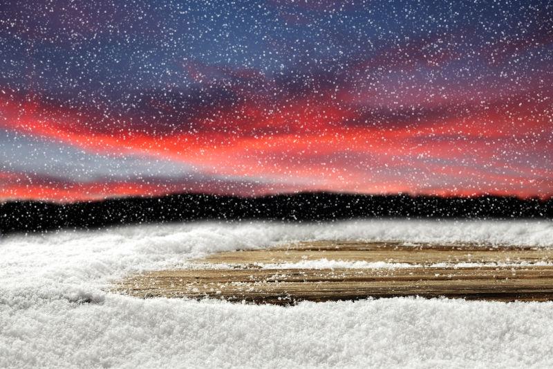 冬季木板上的厚厚的积雪