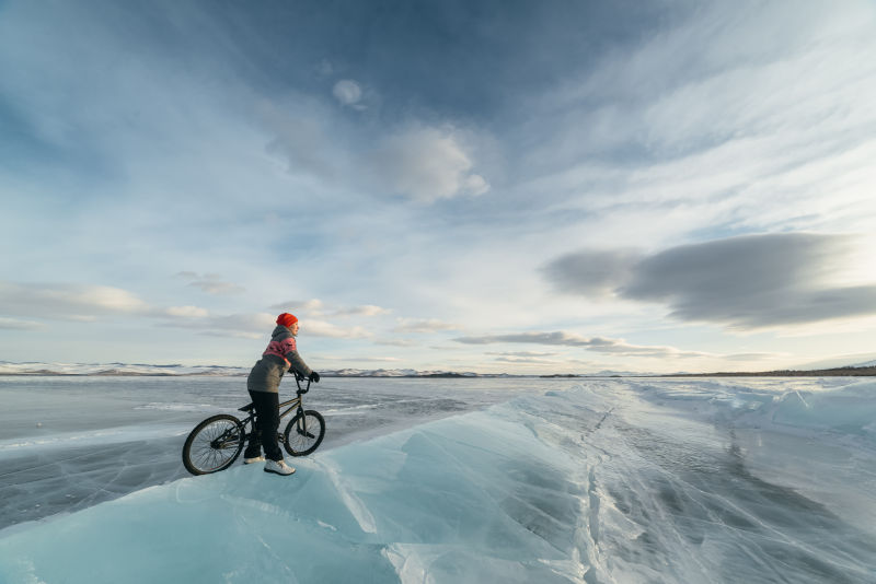 站在美丽而危险的冰上