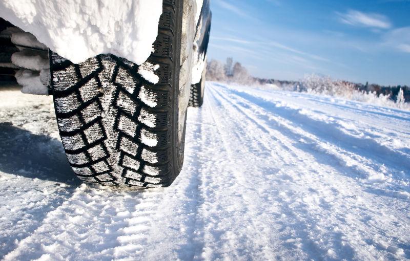 雪地奔驰泥地轮胎图片