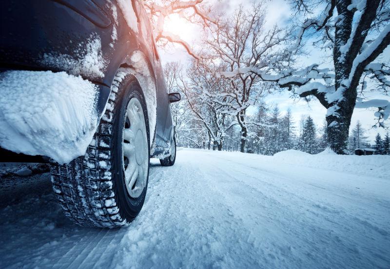 冬天路上覆盖着雪的汽车轮胎