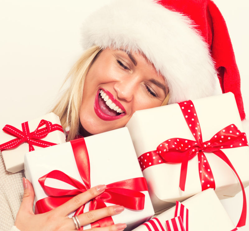 圣诞女孩开心地拿着圣诞礼物
