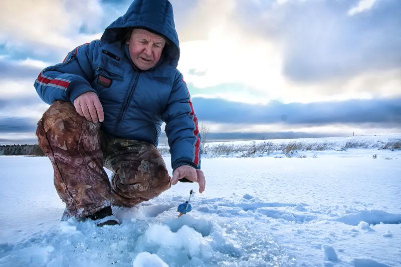 冬季湖面上钓鱼的男子图片 正在冬季湖面上钓鱼的男子素材 高清图片 摄影照片 寻图免费打包下载