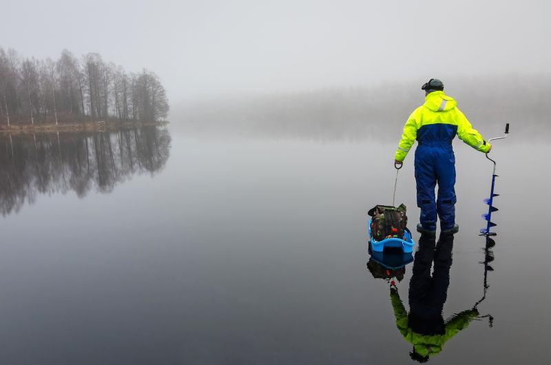 男子要在冰上钓鱼