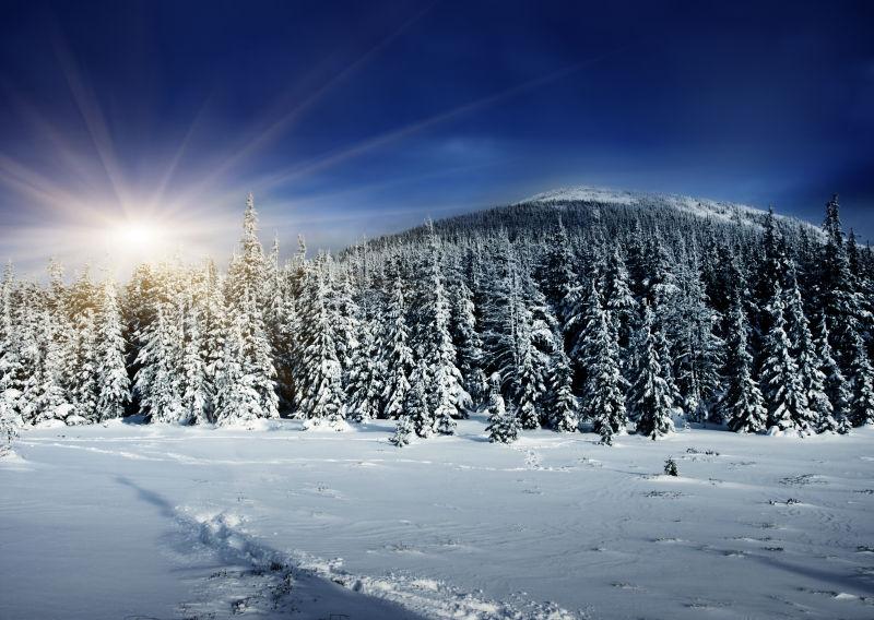 壮丽的日落在冬山的风景中
