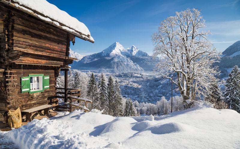 冬季雪地里的小木屋