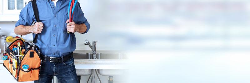 带着工具包的水管修理工具