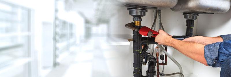 正在修理水管的修理工