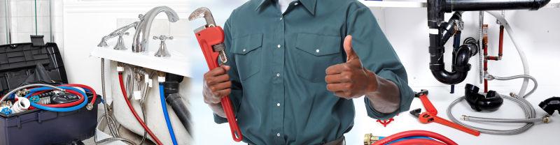 厨房里水管修理工拿着扳手竖着大拇指