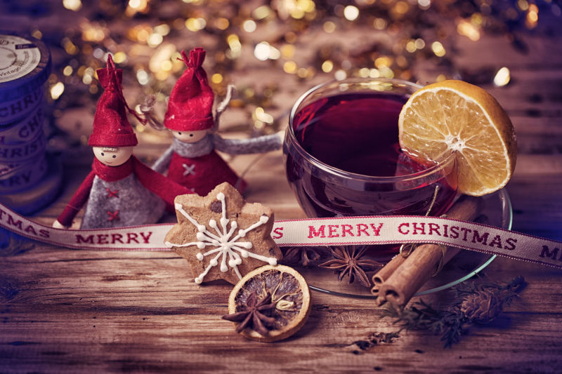 圣诞玩偶与红酒