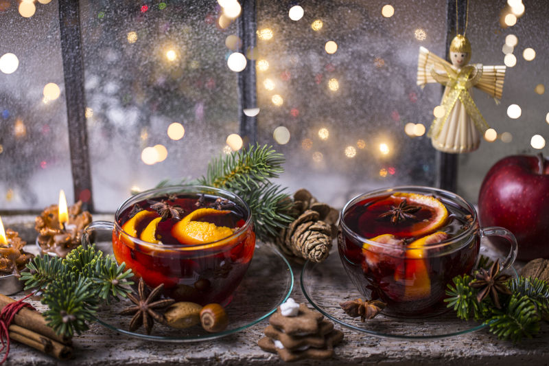 放在窗口的葡萄酒