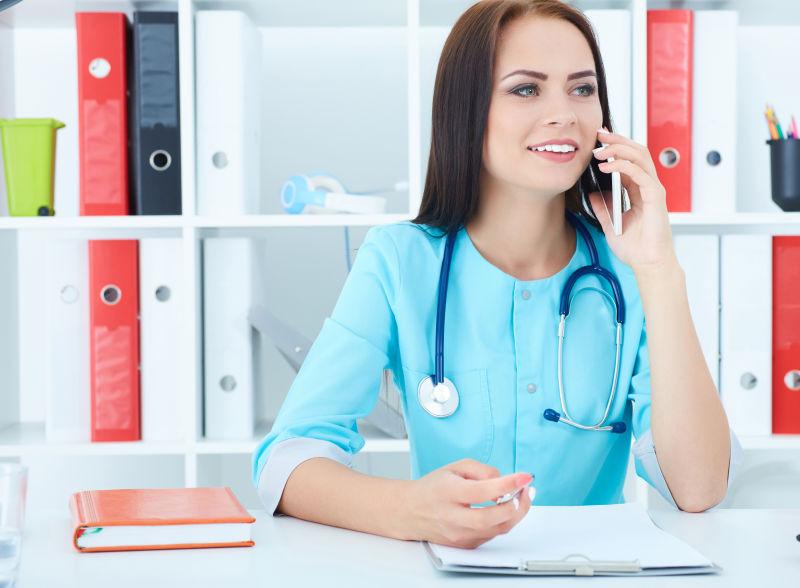 办公室电话的漂亮女医生