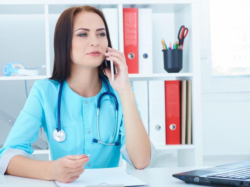 一位美丽的女医生在电话