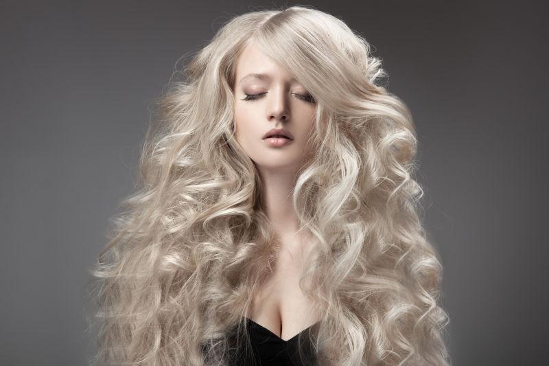 闭着眼的金色长卷发美女