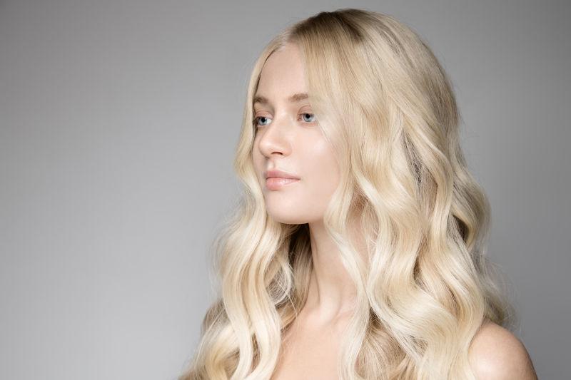 金色卷发的年轻美女