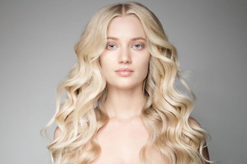 金色长卷发严肃的年轻美女