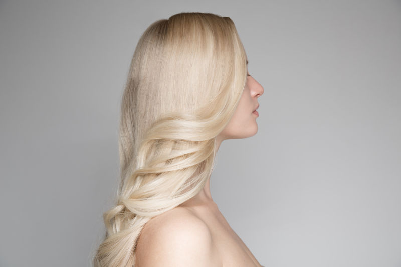 年轻的金色长发女孩