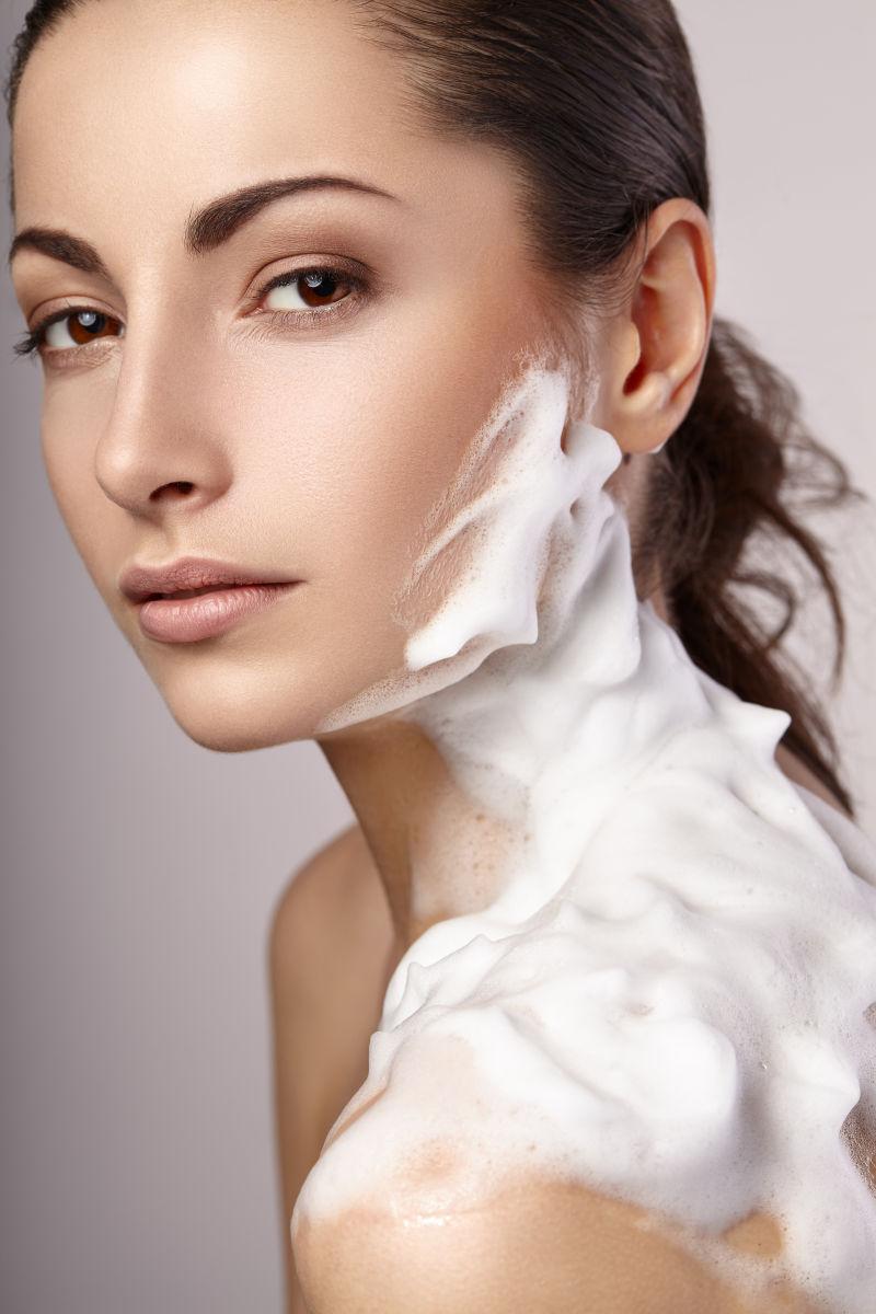 女人用洁面泡沫洗脸