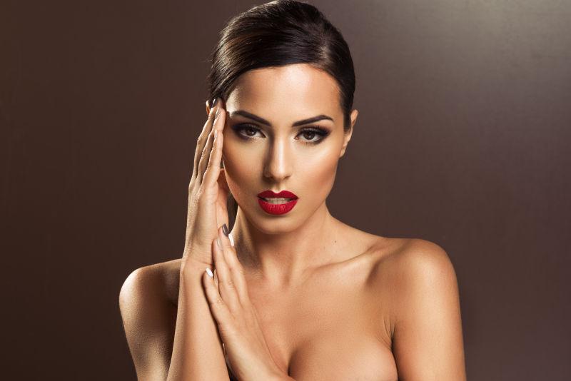 性感红唇的黑发美女