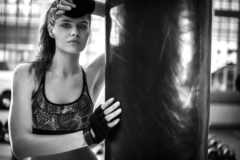 练习拳击的年轻性感的女人