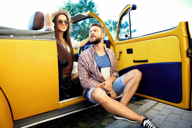 敞篷车上的一对外国夫妇