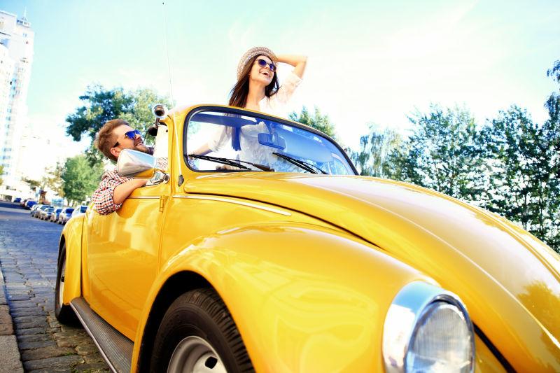 黄色敞篷车里的一对情侣