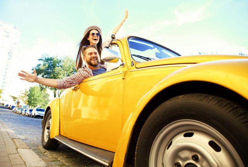 愉快的外国夫妇在敞篷车里