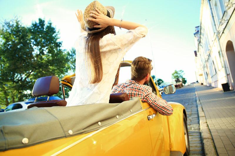 黄色敞篷车上的外国情侣