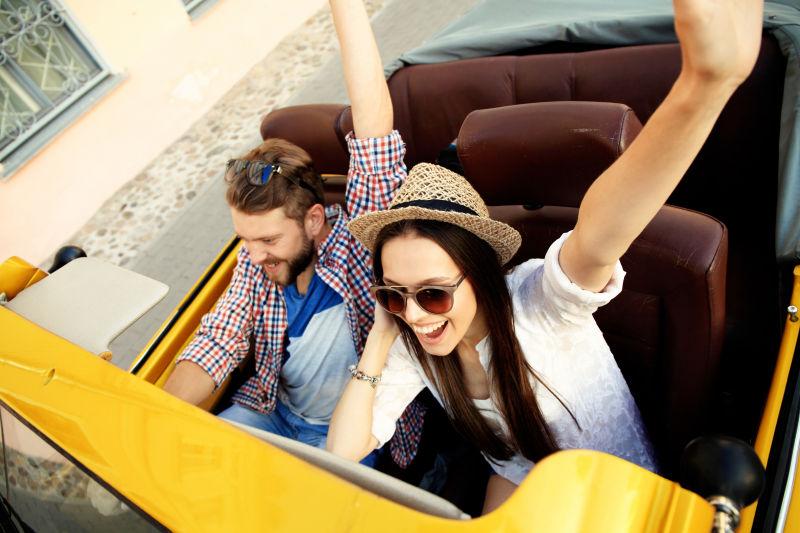 敞篷车里的一对愉快的情侣