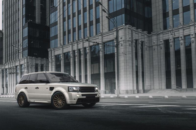 停在现代办公楼附近的汽车