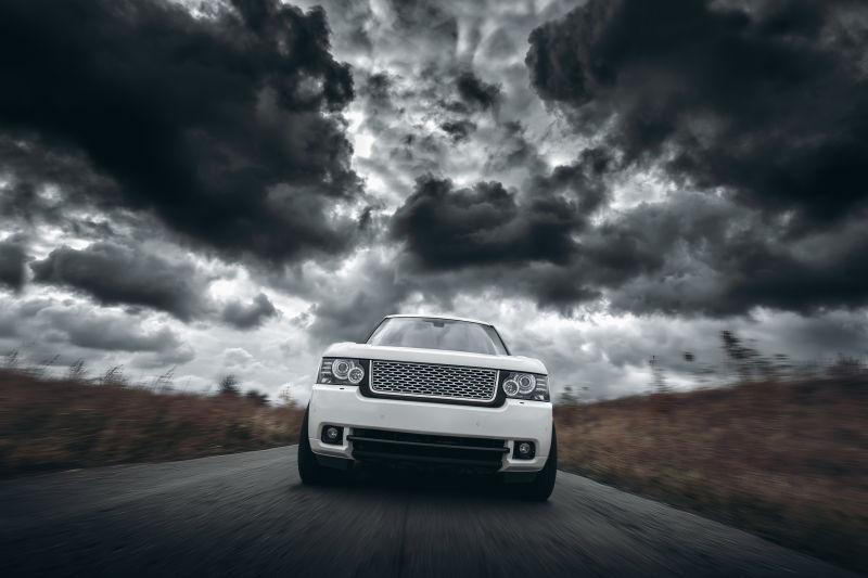 行驶在路上的云雾日间的汽车