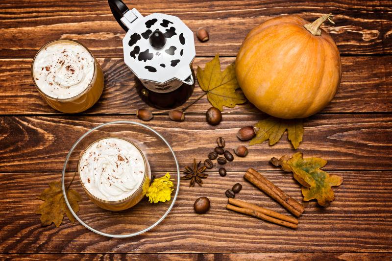 南瓜香料拿铁加奶油和南瓜