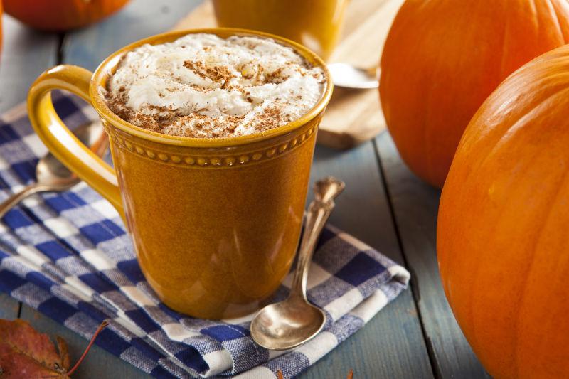 秋季南瓜香辣牛奶拿铁
