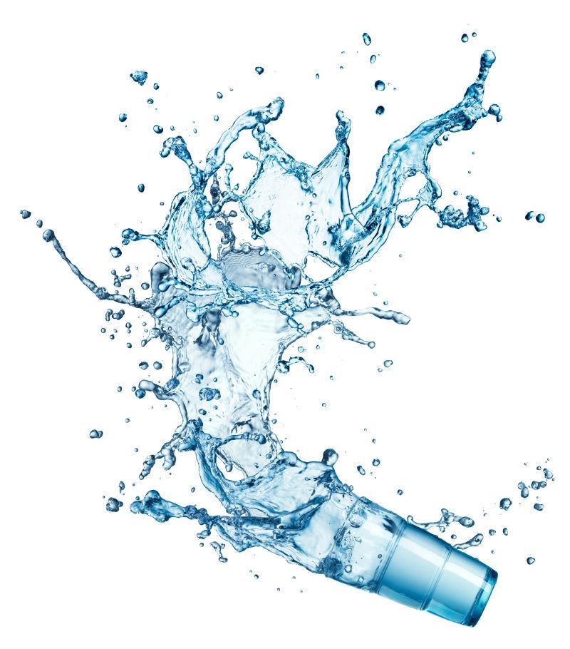 白色背景下的飞溅的水杯里的水