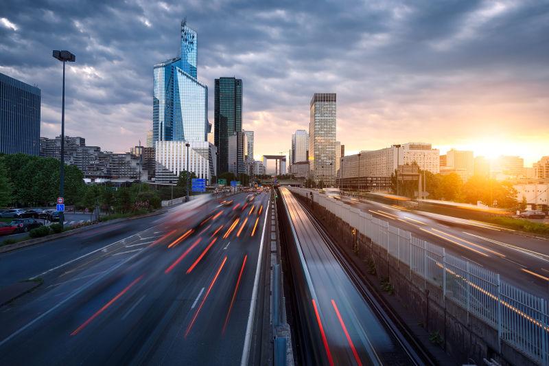 日出-日落时分的快速巴黎城市