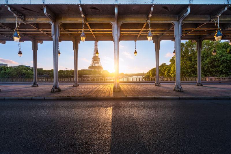 日出-日落时分的巴黎铁塔和贝-汉克母桥