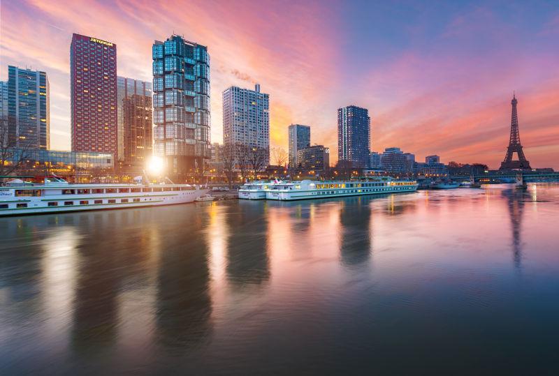 日落时分的巴黎埃菲尔铁塔城市风景