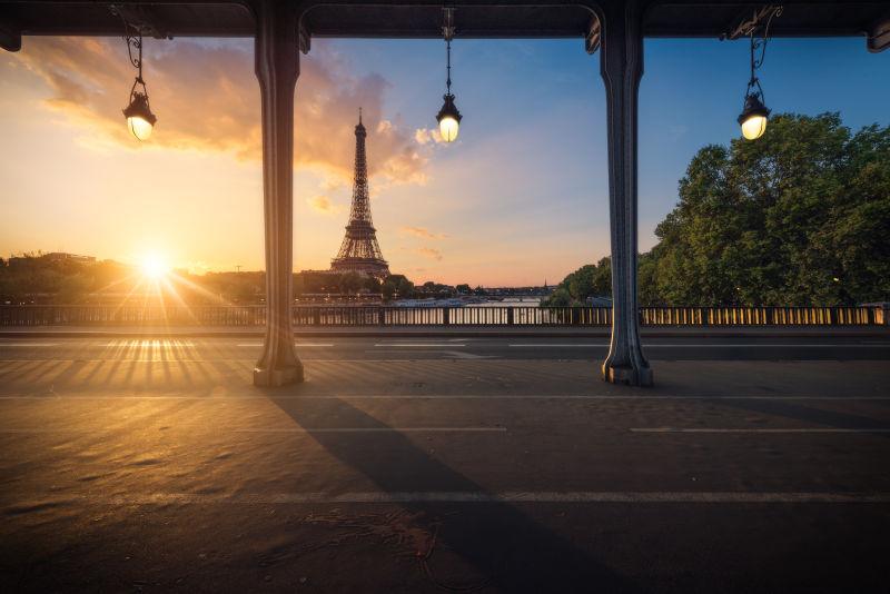 日出-日落下的埃菲尔铁塔和贝-汉克母桥