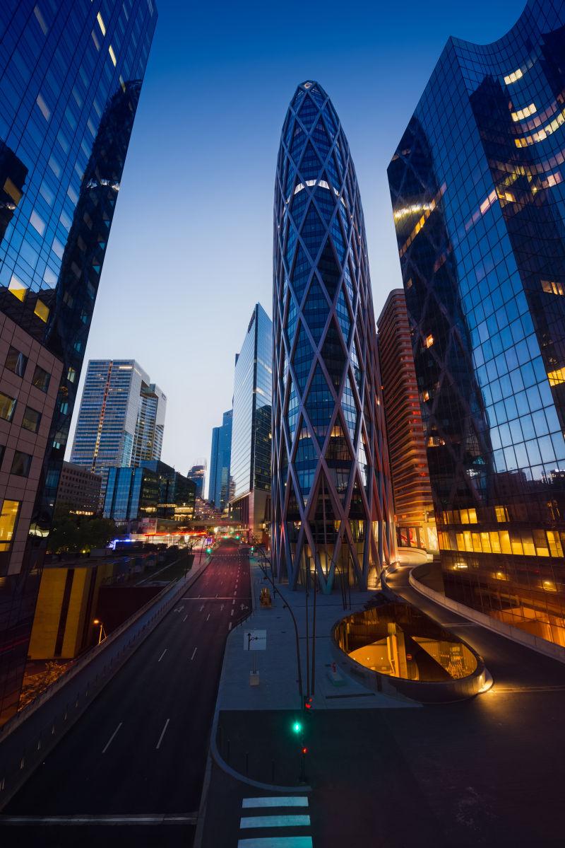 夜幕时分的巴黎城市建筑风景