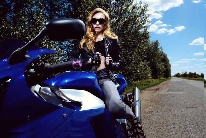 骑摩托车的女孩 霸气图片