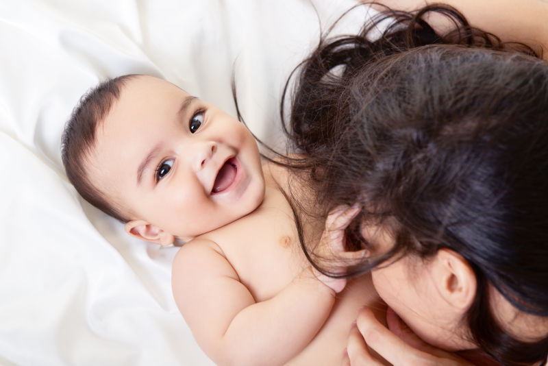 与孩子开心玩耍的妈妈