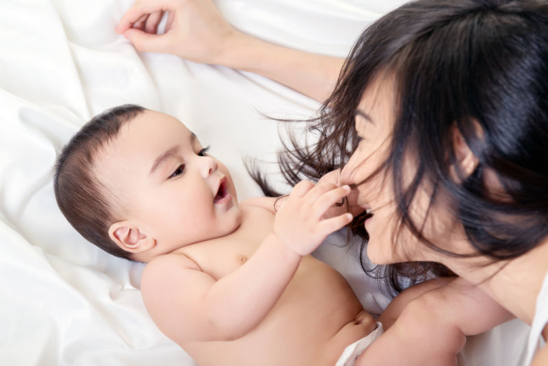 与自己可爱的孩子玩耍的妈妈