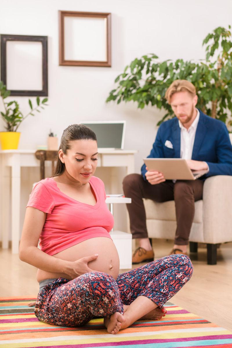 孕妇在家练瑜伽