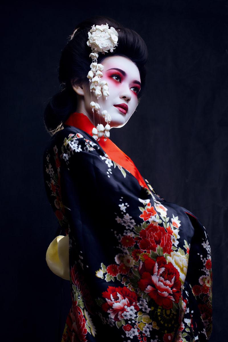 优雅的和服艺妓