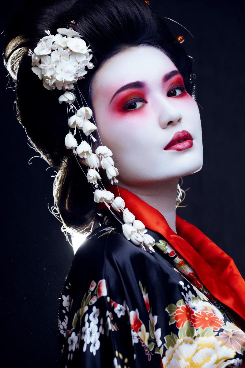 和服艺妓的经典妆容